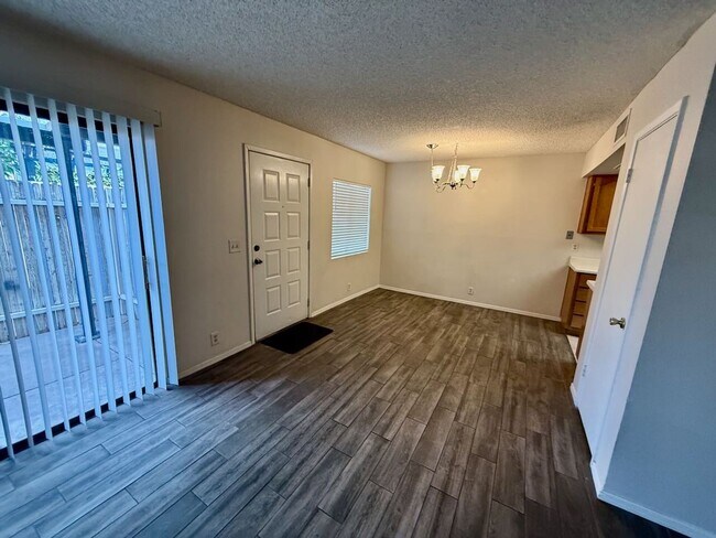 Building Photo - 286 W Palomino Dr