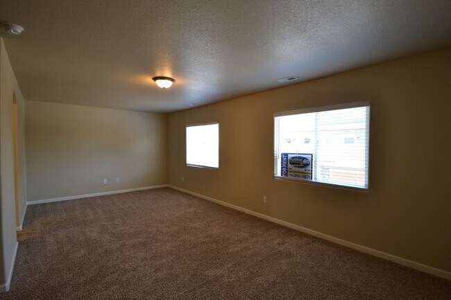 Building Photo - Available Now! 3 Bedroom 2.5 Bathroom Town...