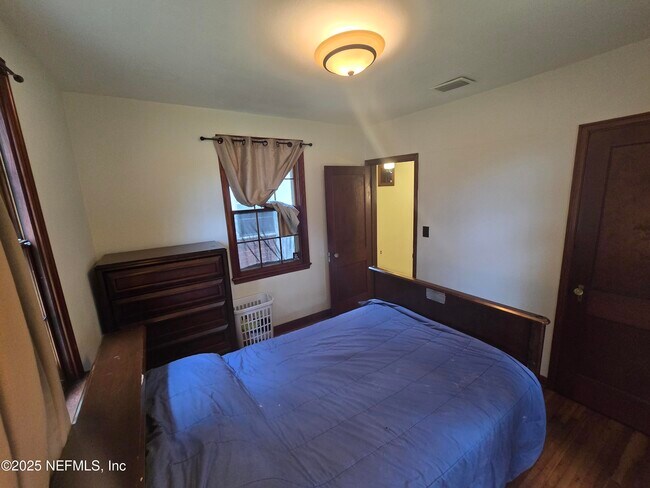 Building Photo - 5851 Clifton Ave