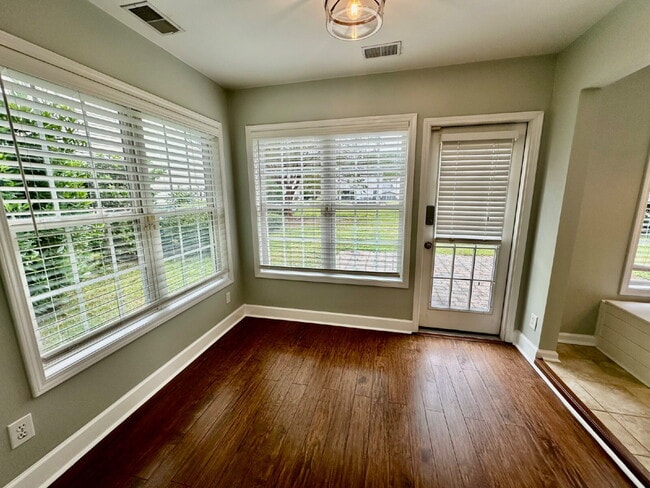 Building Photo - Bright and Airy Three Bedroom Home in Lake...