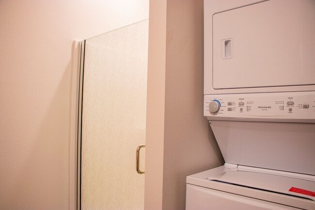 Building Photo - Cozy & Convenient: Top Floor Studio Apartment