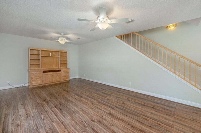 Building Photo - A spacious four bedroom, two and a half bathroom home located in the heart of the DeFuniak Spring...
