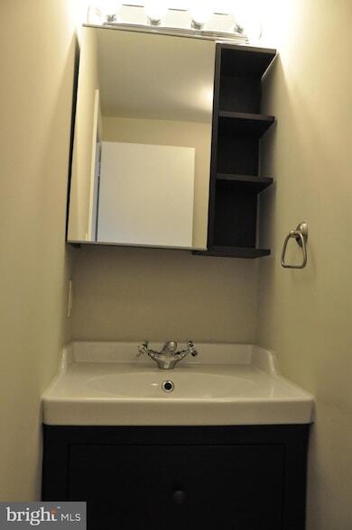 Building Photo - 9705 Glen Ave