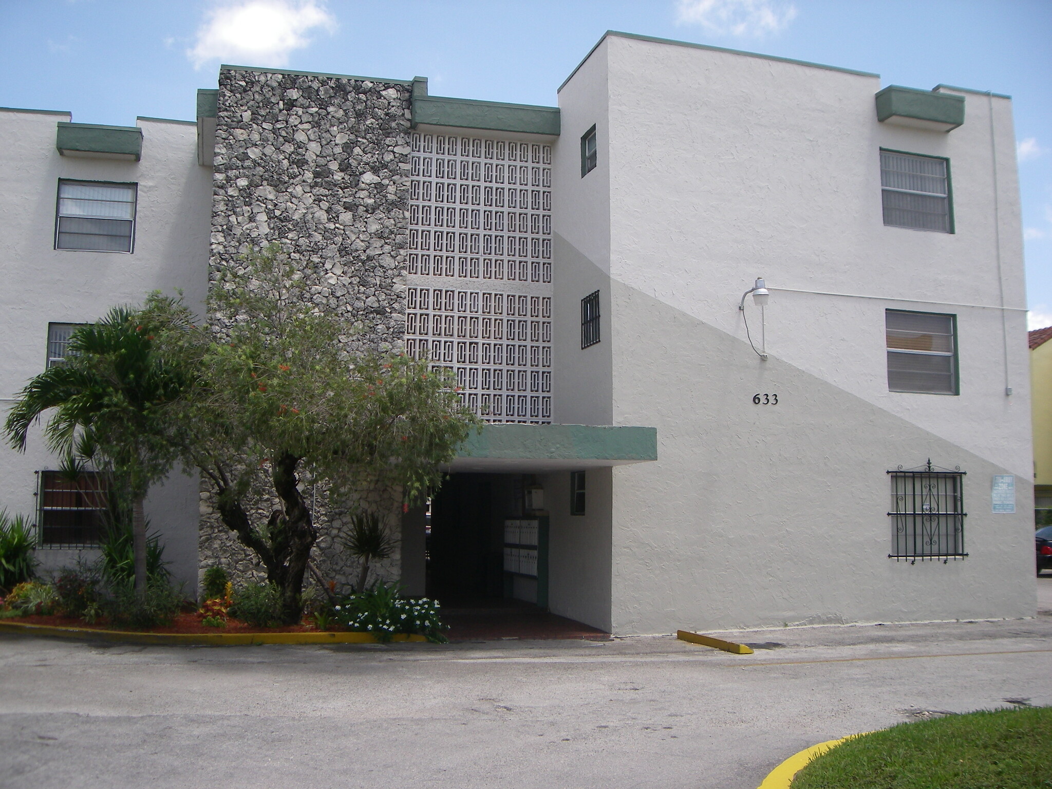 Building Photo - 633 S Royal Poinciana Blvd