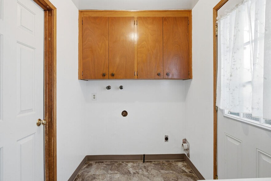 Washer/Dryer Hookup - 12202 E 10th Ave