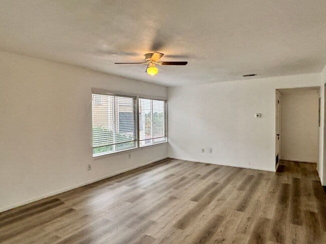Building Photo - 3 Bed/ 2 Bath with new paint and flooring