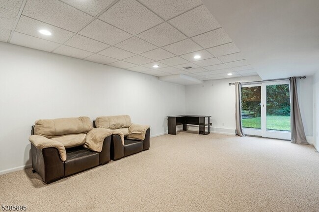 Building Photo - 5 Hidden Pond Ct