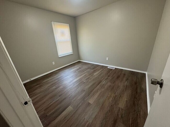 Building Photo - Freshly renovated 3bed/1bath!!
