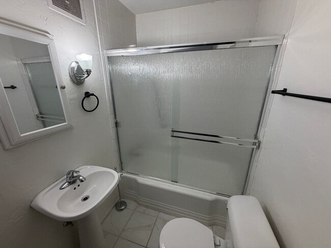 Building Photo - Prime Location 5 Bed, 2 Bath House