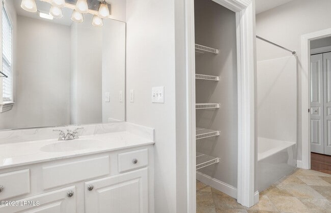 Building Photo - 2 Rockville Way