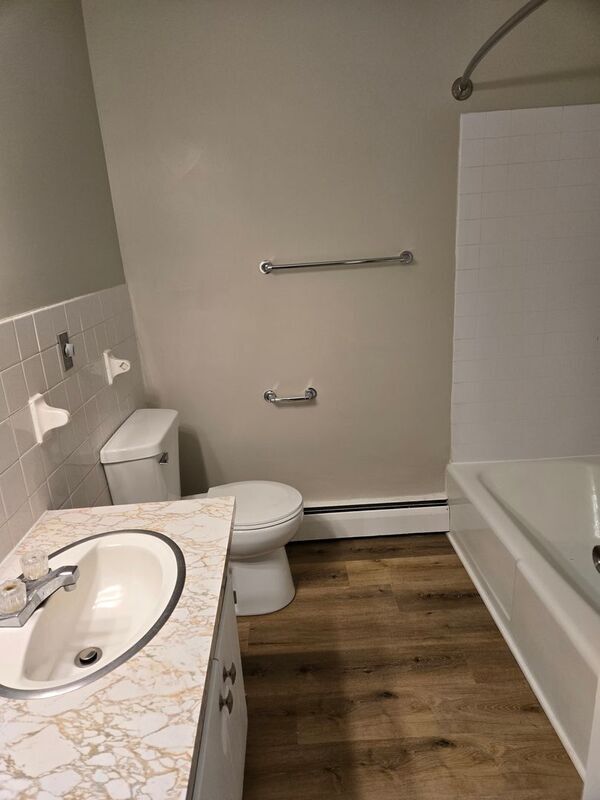 Building Photo - 202 Lincoln St