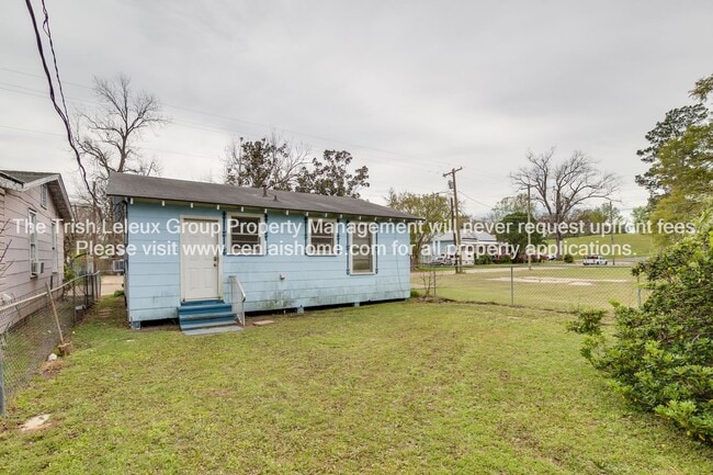 Building Photo - Near Downdown Pineville large 2/1 freshly painted.