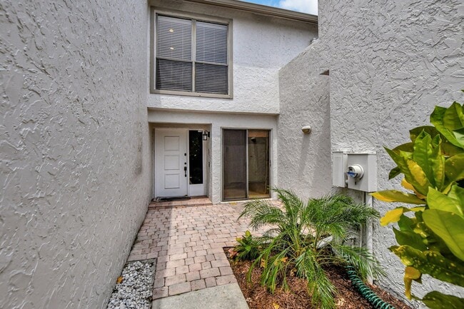Building Photo - 6732 Canary Palm Cir