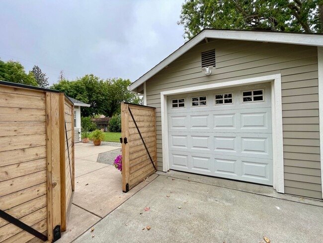 Building Photo - Charming 3 Bedroom 2 Bath Home in Old Town...