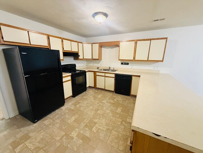 Building Photo - 882 Patrick Henry Dr