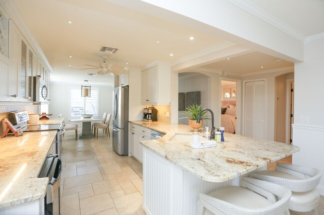 Building Photo - Live the Naples Lifestyle – Elegant 2BR/2B...