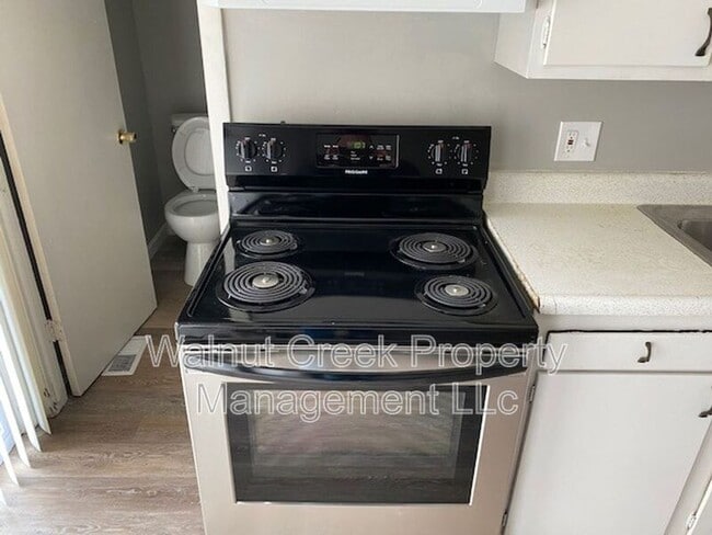 Building Photo - 671-681 Shoreline Dr