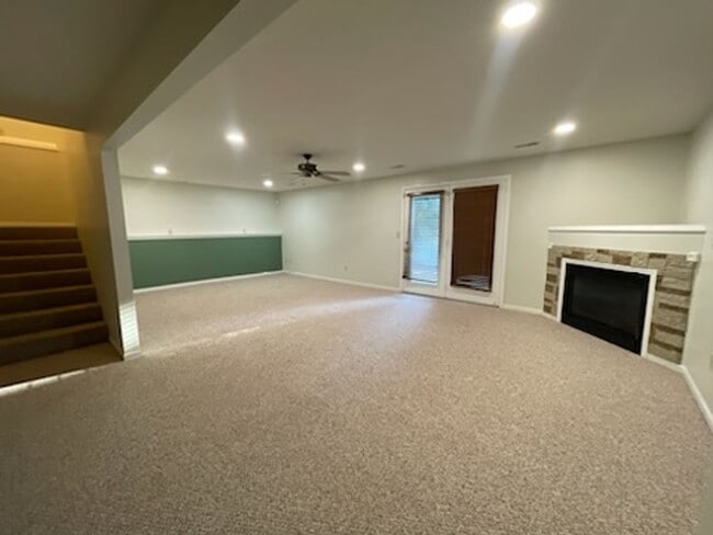 Building Photo - Spacious 3 bedroom/3 bath home