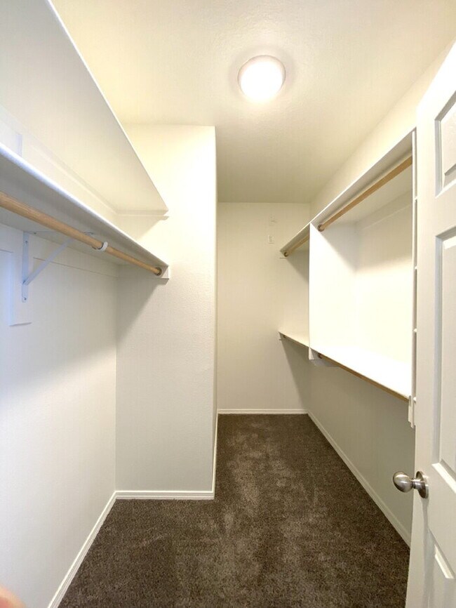 Building Photo - MUST SEE 3BR/2Bath