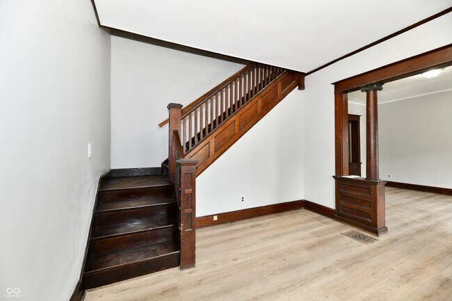 Building Photo - 852 N Rural St