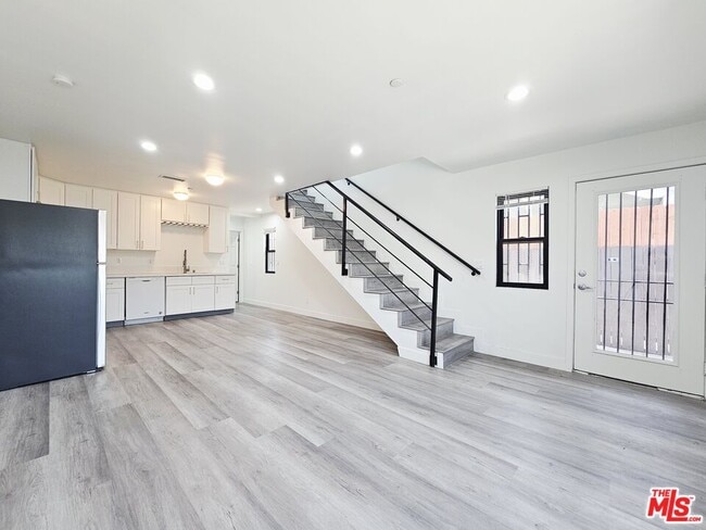 Building Photo - 4110 1/2 Normandie Ave