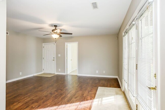 Building Photo - 1221 Villa Ln