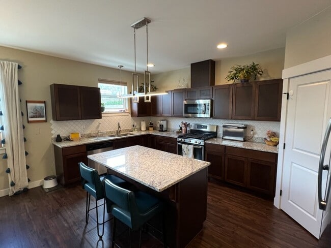 Building Photo - Beautifully constructed! 3 bed/2.5 bath ho...