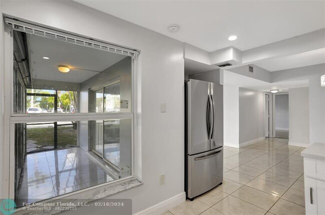 Building Photo - 4156 Inverrary Dr