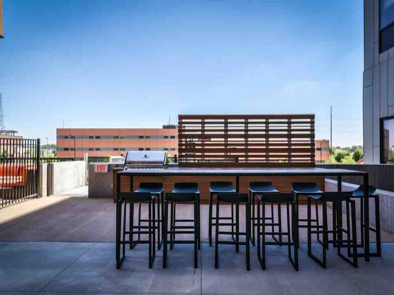 Building Photo - 1400 E Walnut St