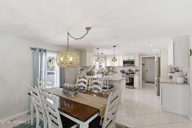 Building Photo - 616 Newport Ave