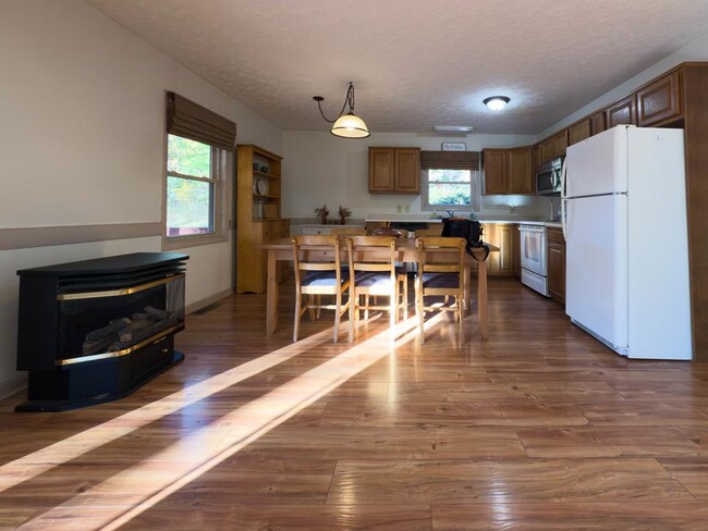 Building Photo - 450 Rhododendron Ln