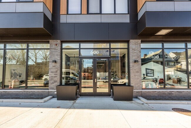 Building Photo - 600 Broadway