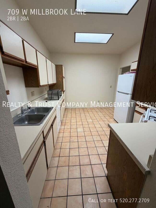 Building Photo - 709 W Millbrook Ln