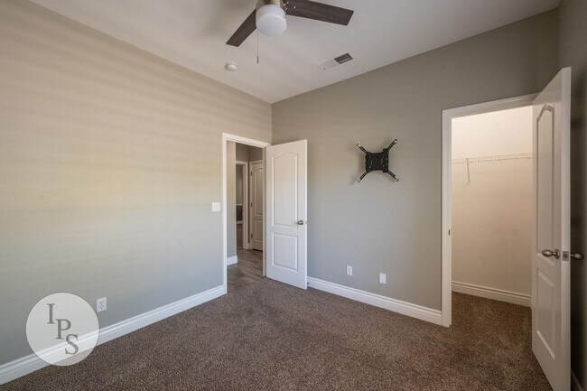 Building Photo - North West Fresno Modern/Updated Home, 3BR/2BA, Built 2004 - Lots of Amenities!