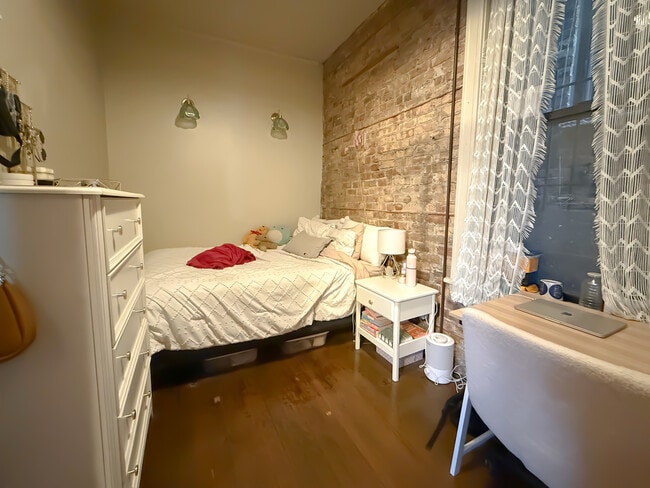 Building Photo - 3765 N Kenmore Ave