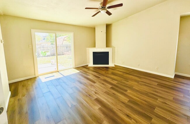 Building Photo - 6014 Hidden Sunrise Dr