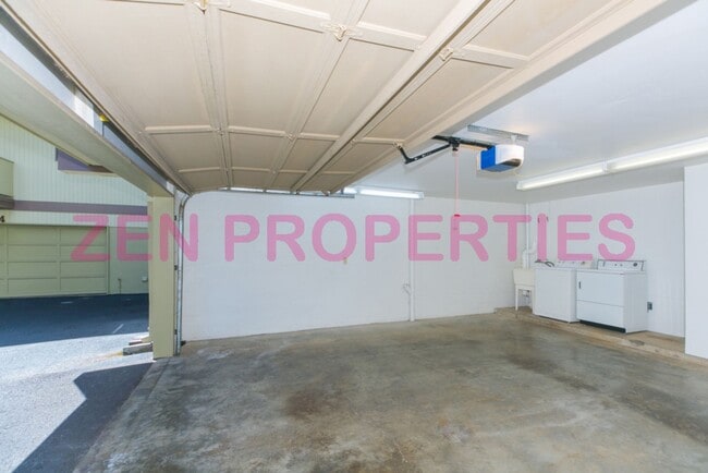 Building Photo - 3 bdrm/ 2.5 bath townhome for rent at Neho...