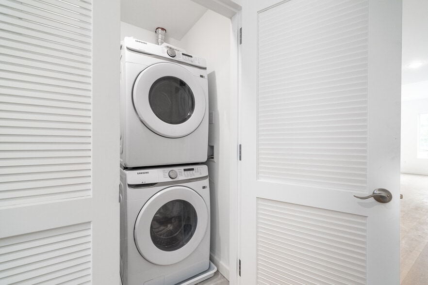 Samsung Washer/Dryer - 417 Jackson St
