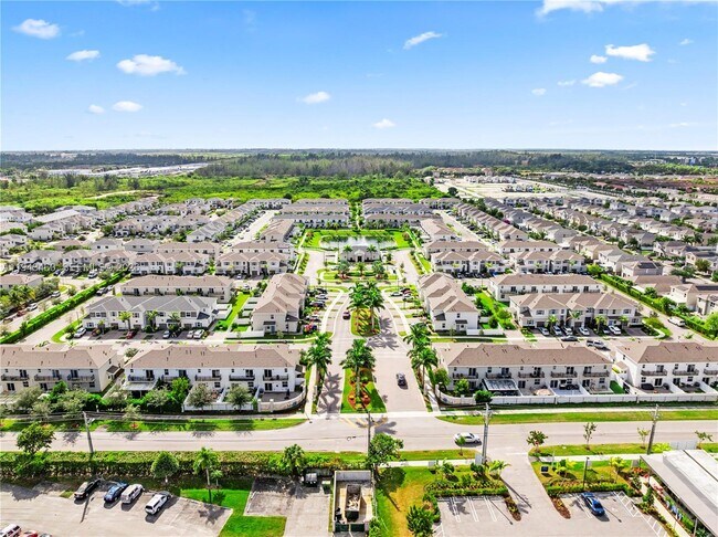 Building Photo - 818 SE 17th St