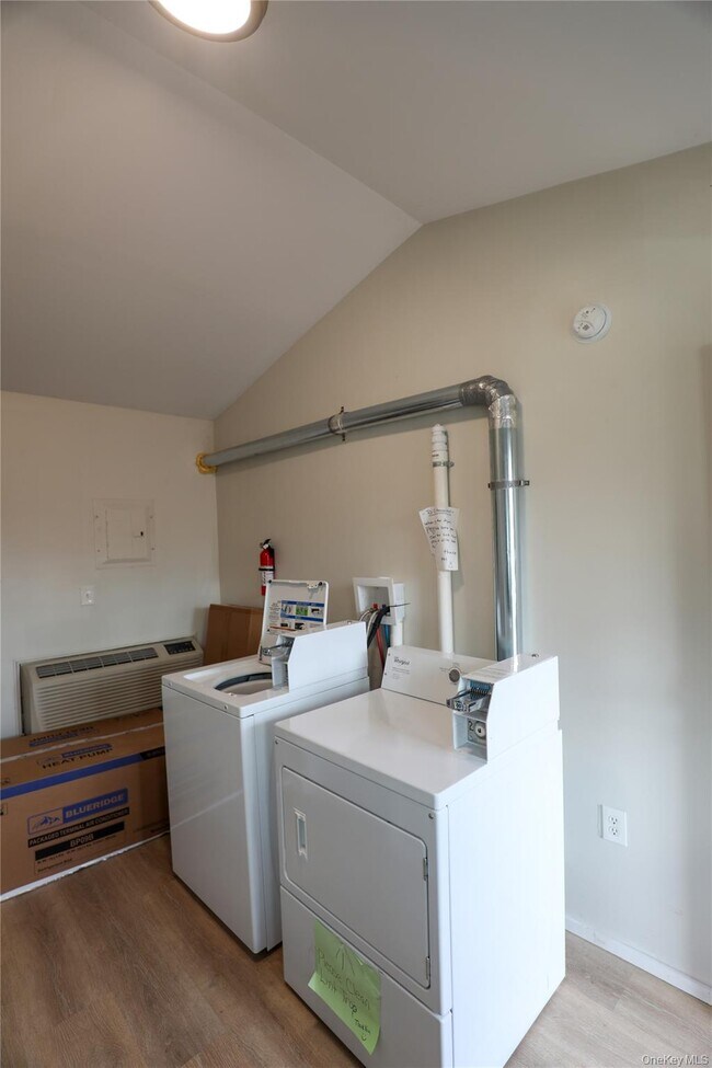 Building Photo - 669 Broadway