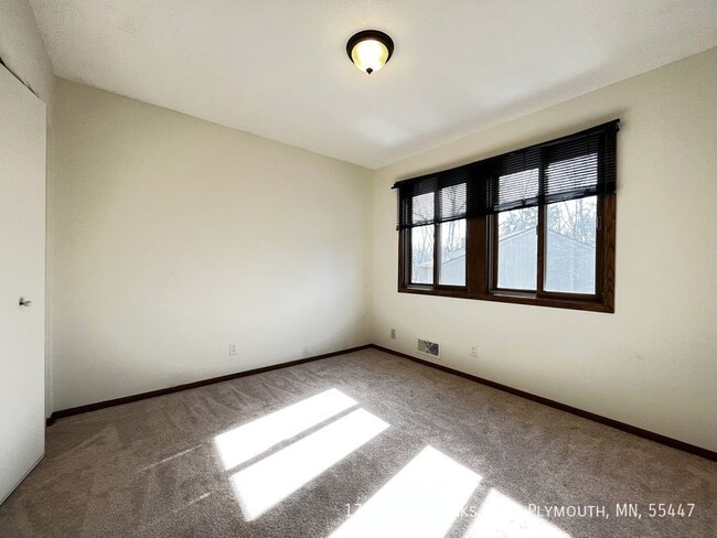 Building Photo - 3br 2ba 2cg ~ Security Deposit Alternative...