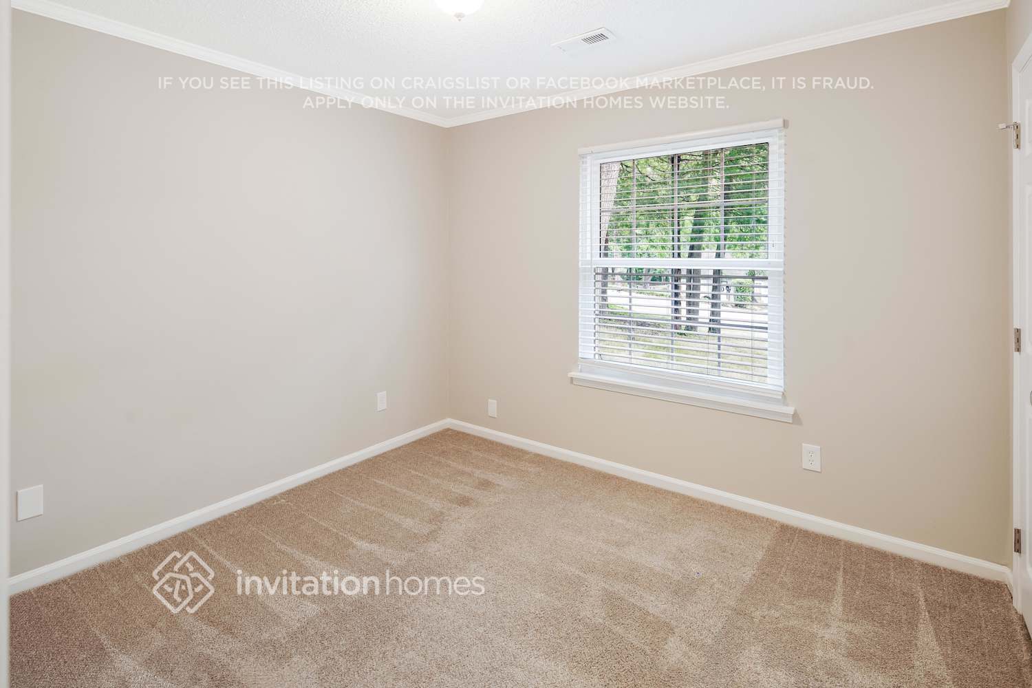Building Photo - 10210 Camelback Cir