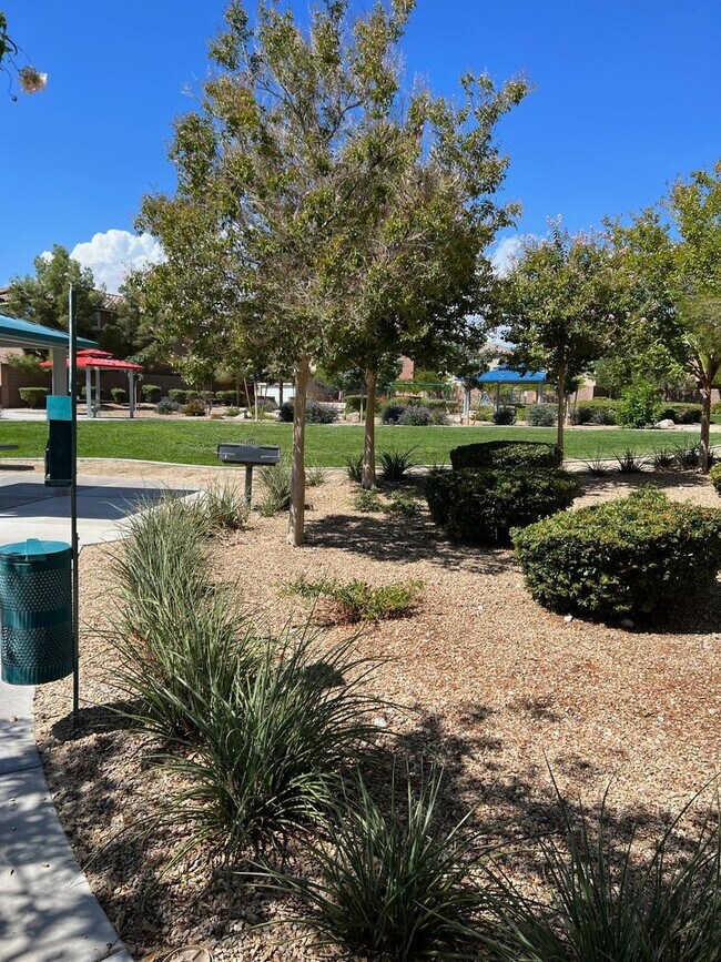 Building Photo - 3bd 3bth Gated