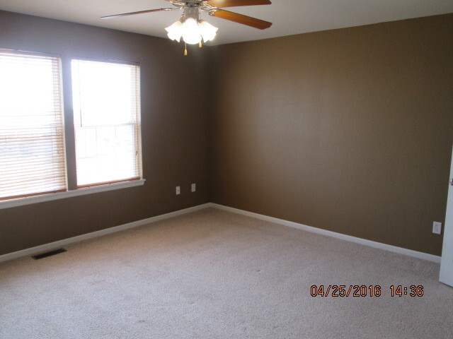 Building Photo - Spacious Townhouse
