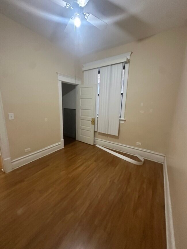 Building Photo - 1009 S Oakley Blvd