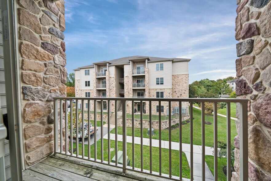 Building Photo - 2000 Fountainview Cir