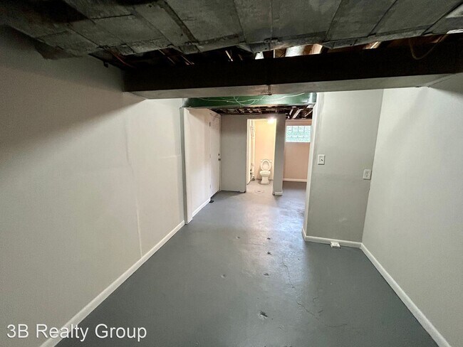 Building Photo - 3 br, 1.5 bath House - 8240 Royal Heights Dr.