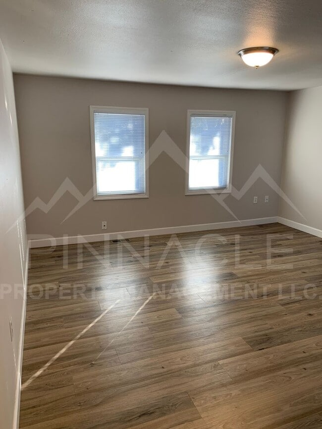 Building Photo - 2 Bedroom House
