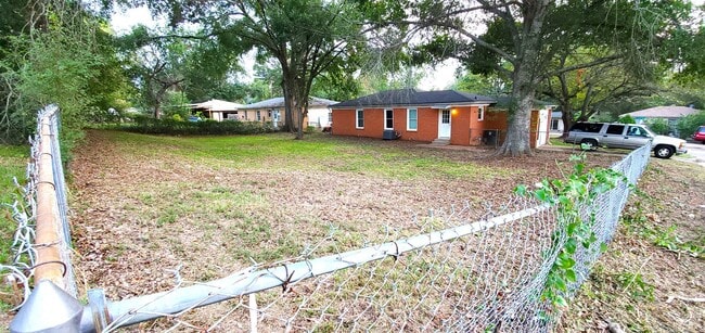 Building Photo - BRICK HOUSE!!! 3-bedroom, 1-bath, Close to...
