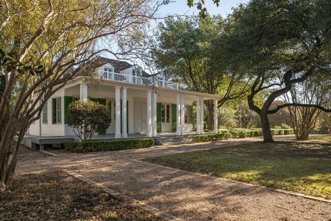 Building Photo - 800 Embassy Dr